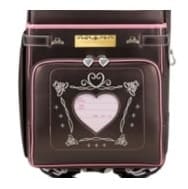 クローネティアラの前段ポケットのハートの枠を刺繍が囲む