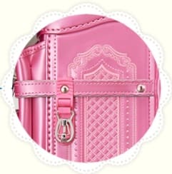 肩ベルトや前ヒモは、波型の加工